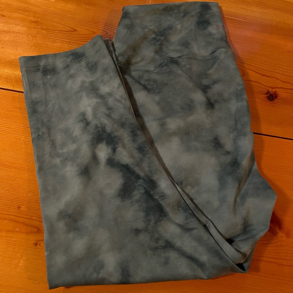 NOBULL blue diamond dye crop leggings